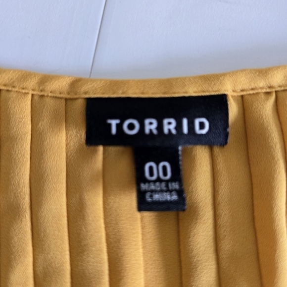 Torrid Blouse Women's 12 Mustard Georgette Pintuck Vneck Work Exellent - Picture 8 of 9
